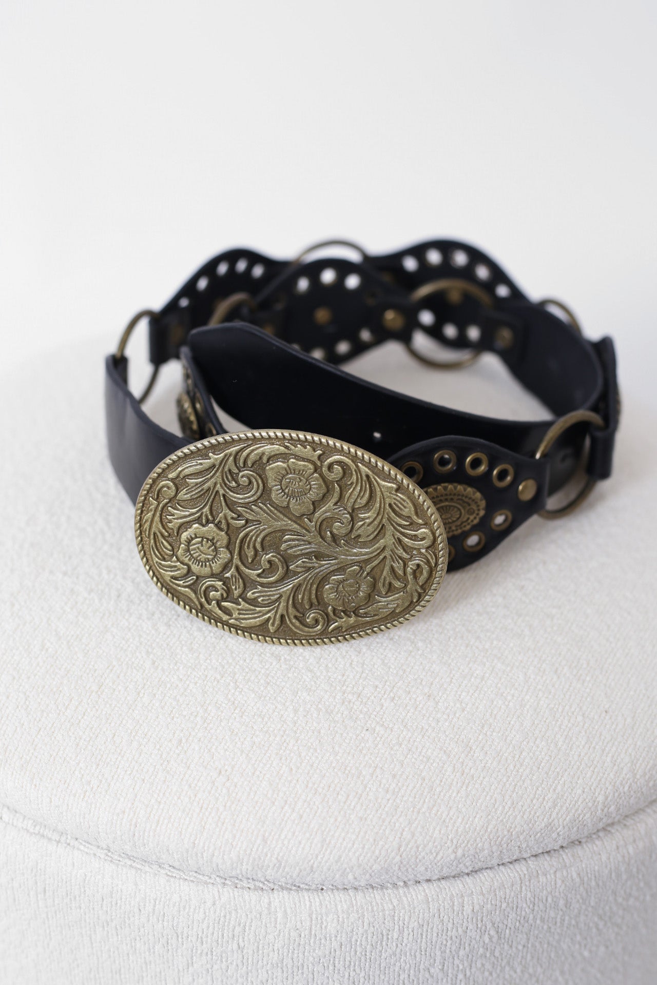 Cinturón eslabones relieve floral