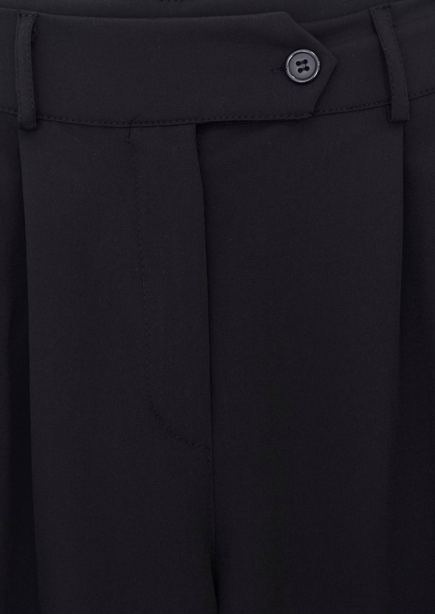 Wide pleated trousers