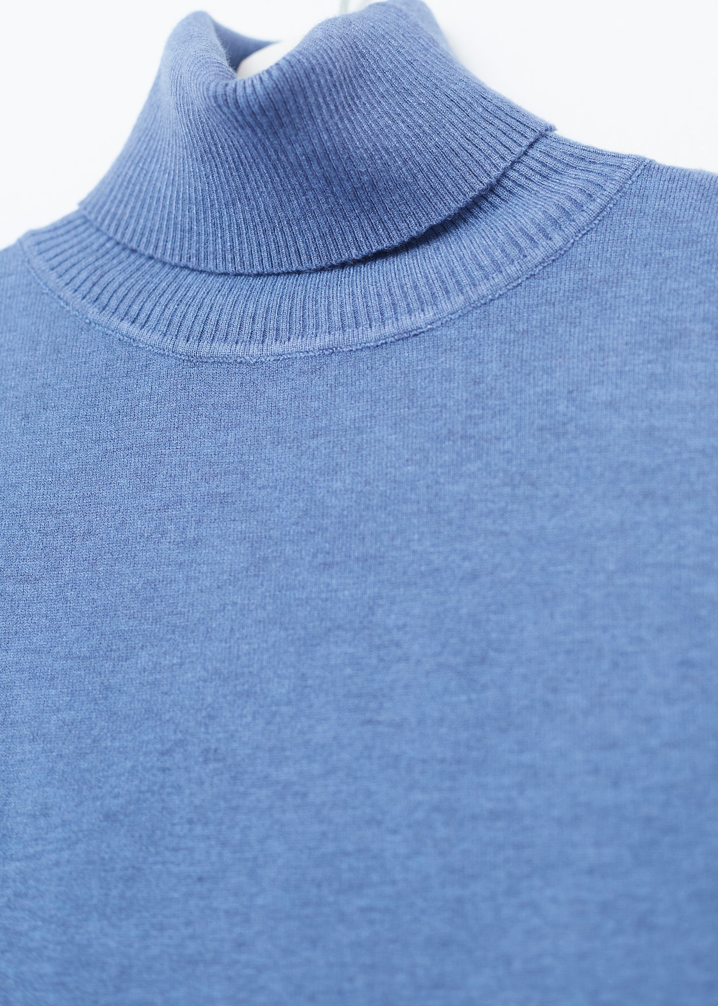 Sleeveless turtleneck sweater