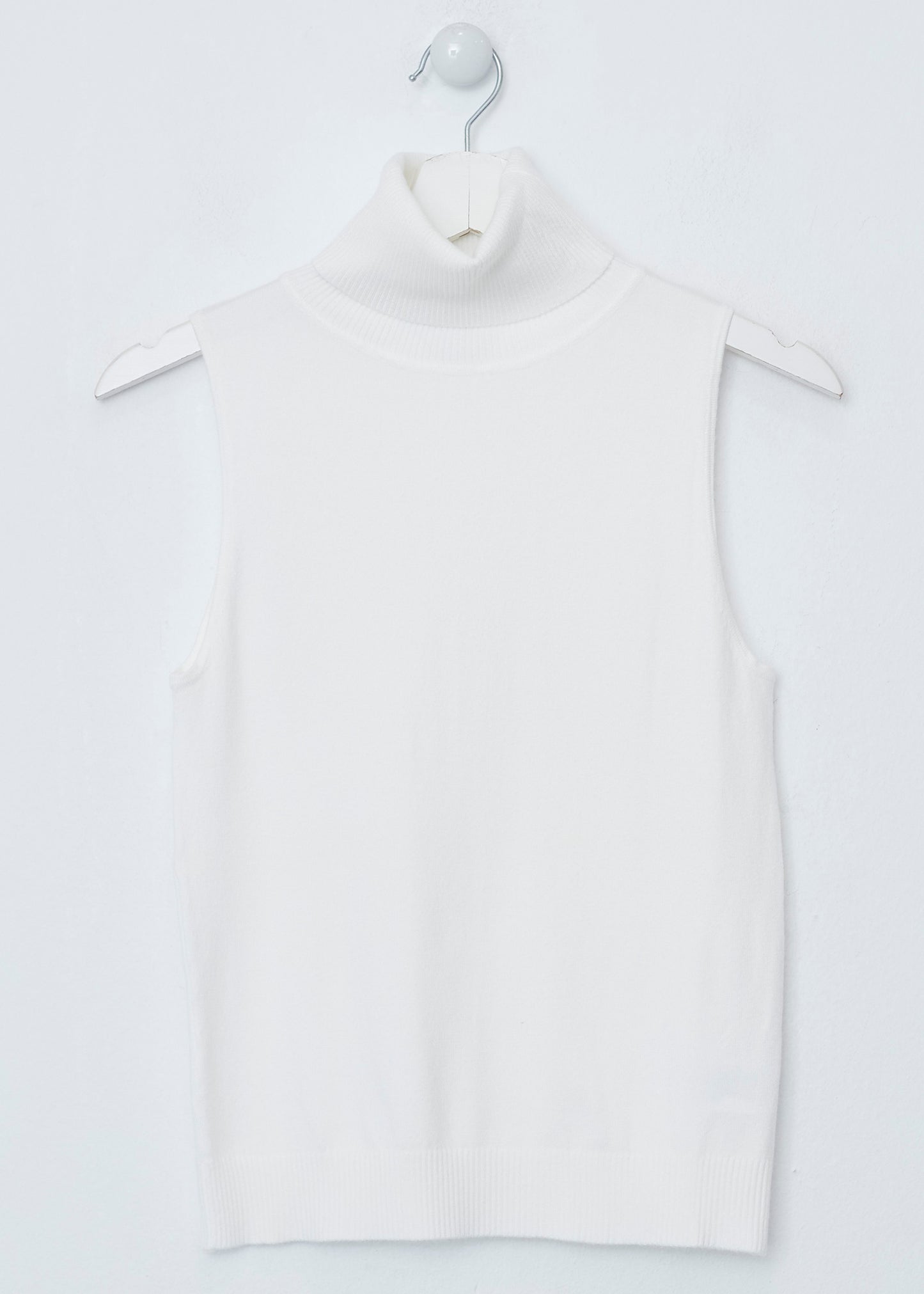 Sleeveless turtleneck sweater