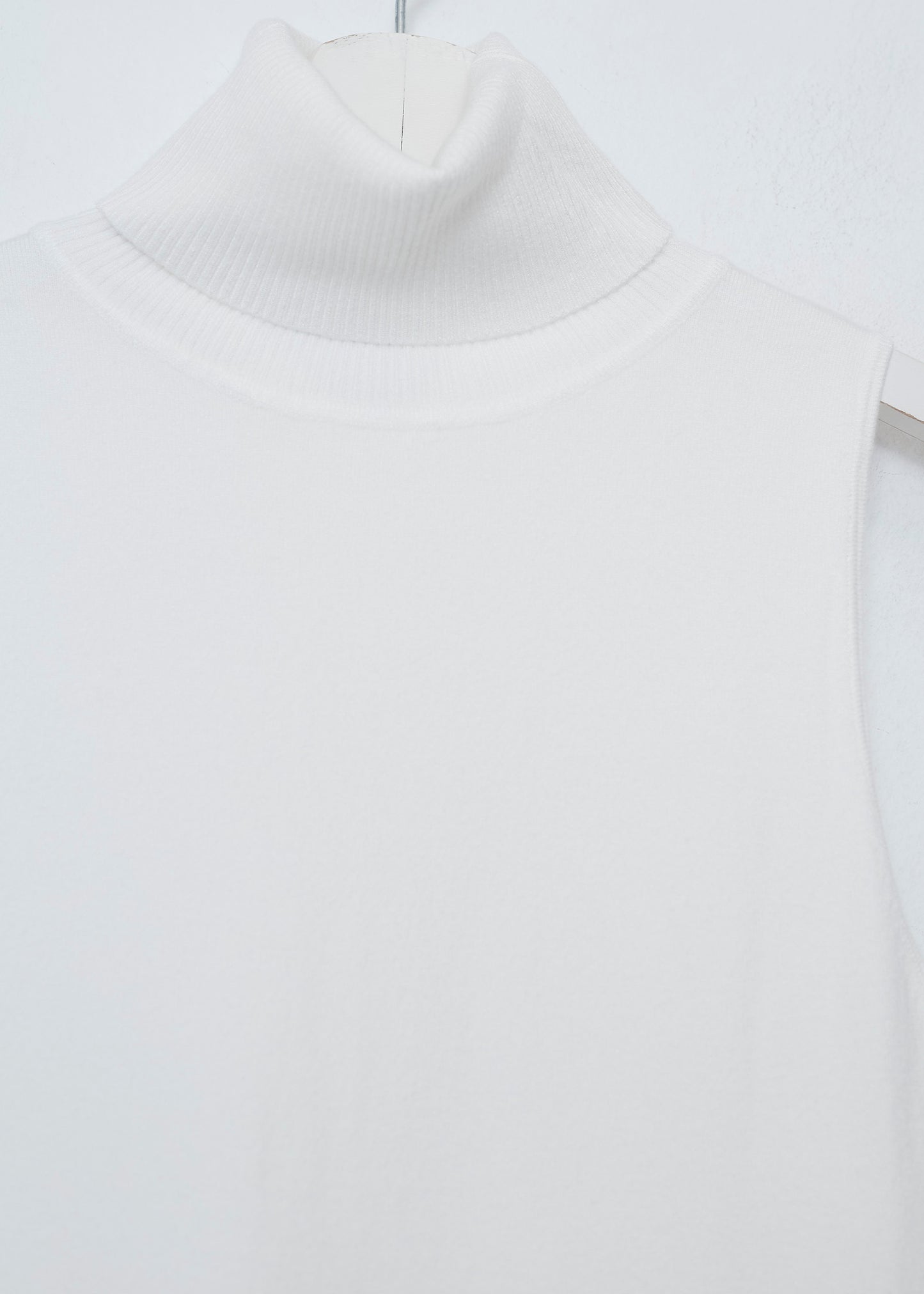 Sleeveless turtleneck sweater