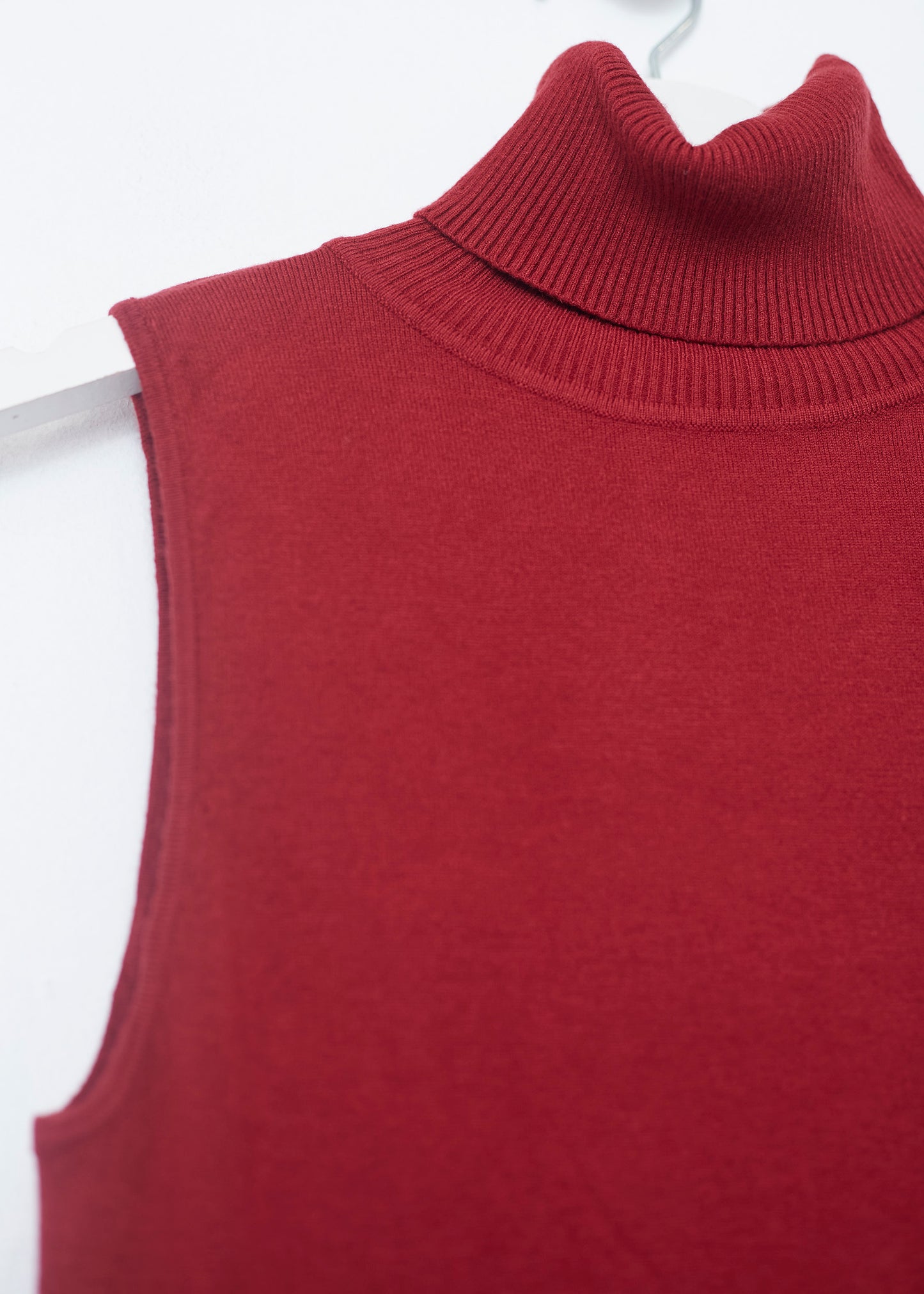 Sleeveless turtleneck sweater