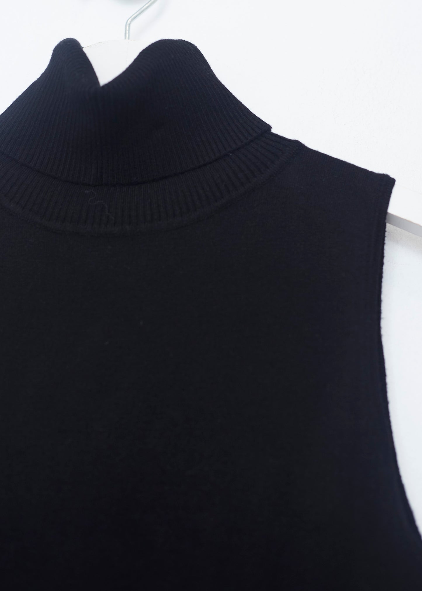 Sleeveless turtleneck sweater
