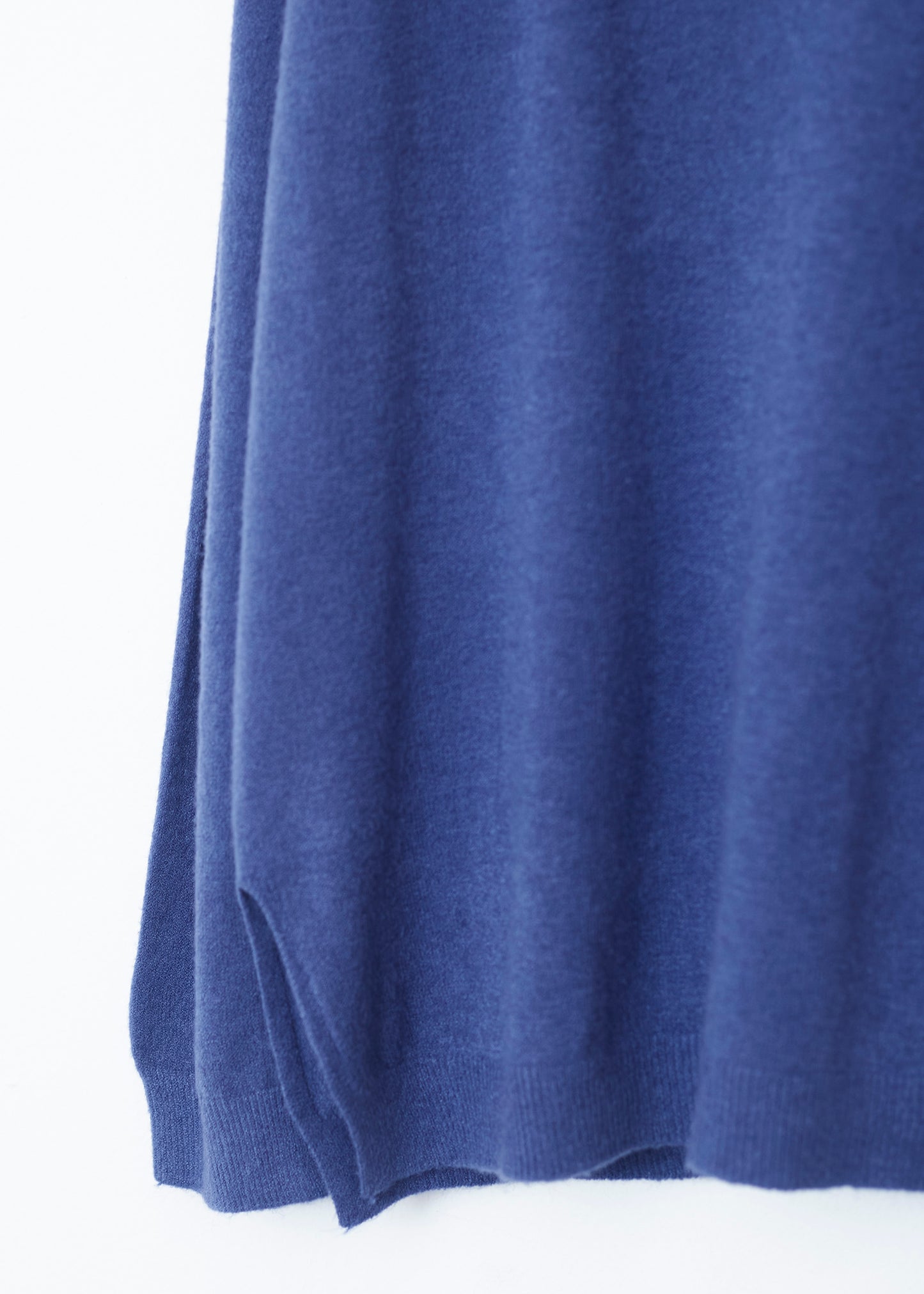 Seamless point-neck sweater
