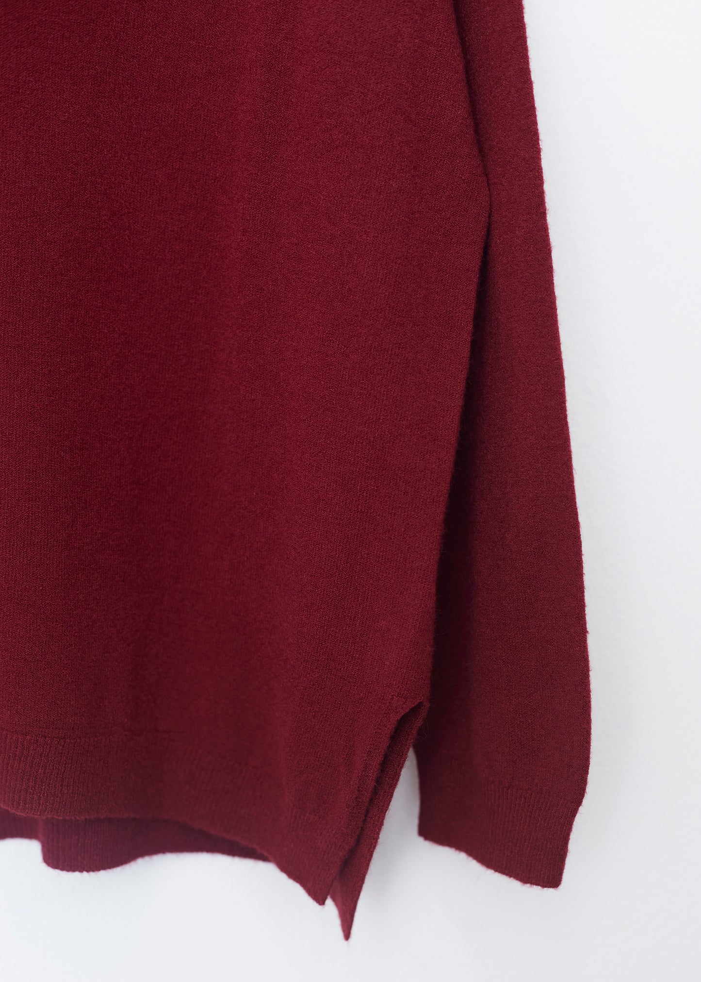 Seamless point-neck sweater