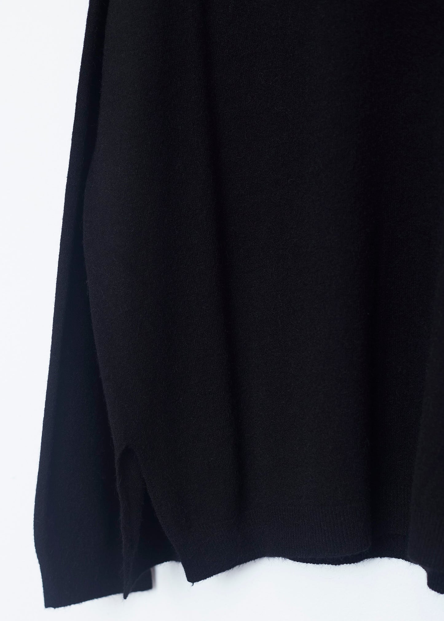 Seamless point-neck sweater