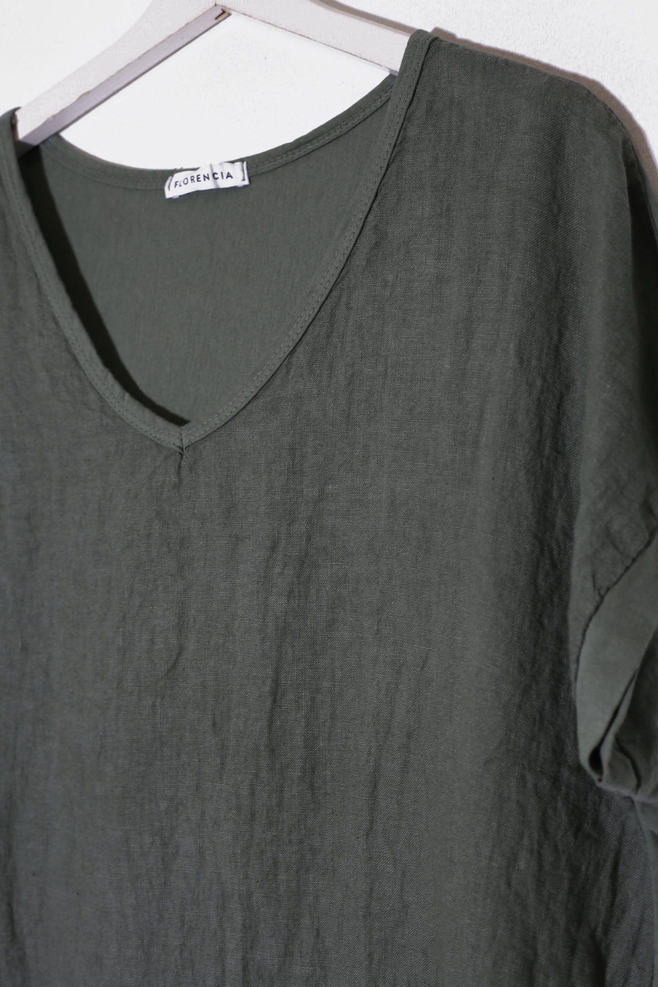 Camiseta lino cuello punta