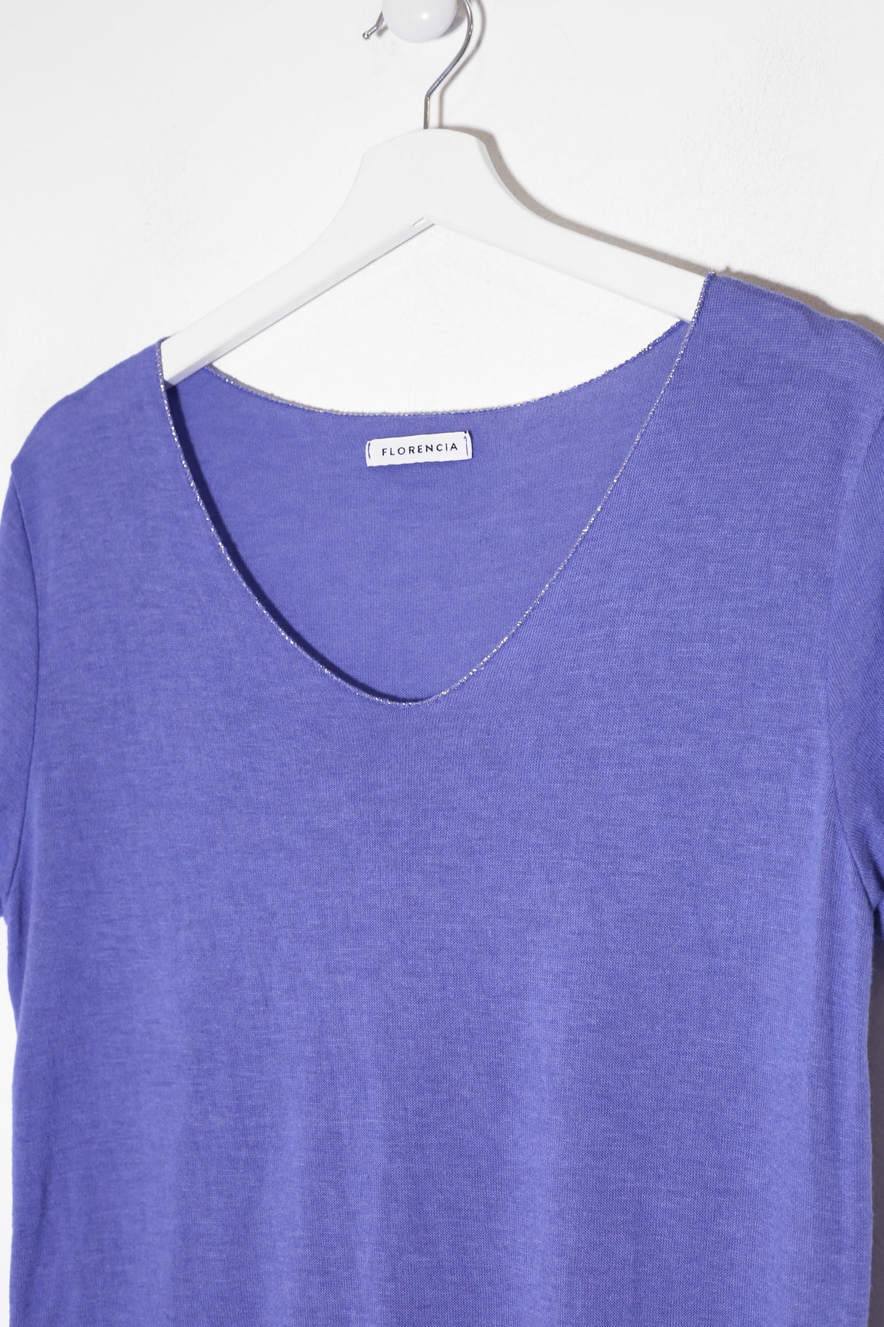 Camiseta cuello pico brillo