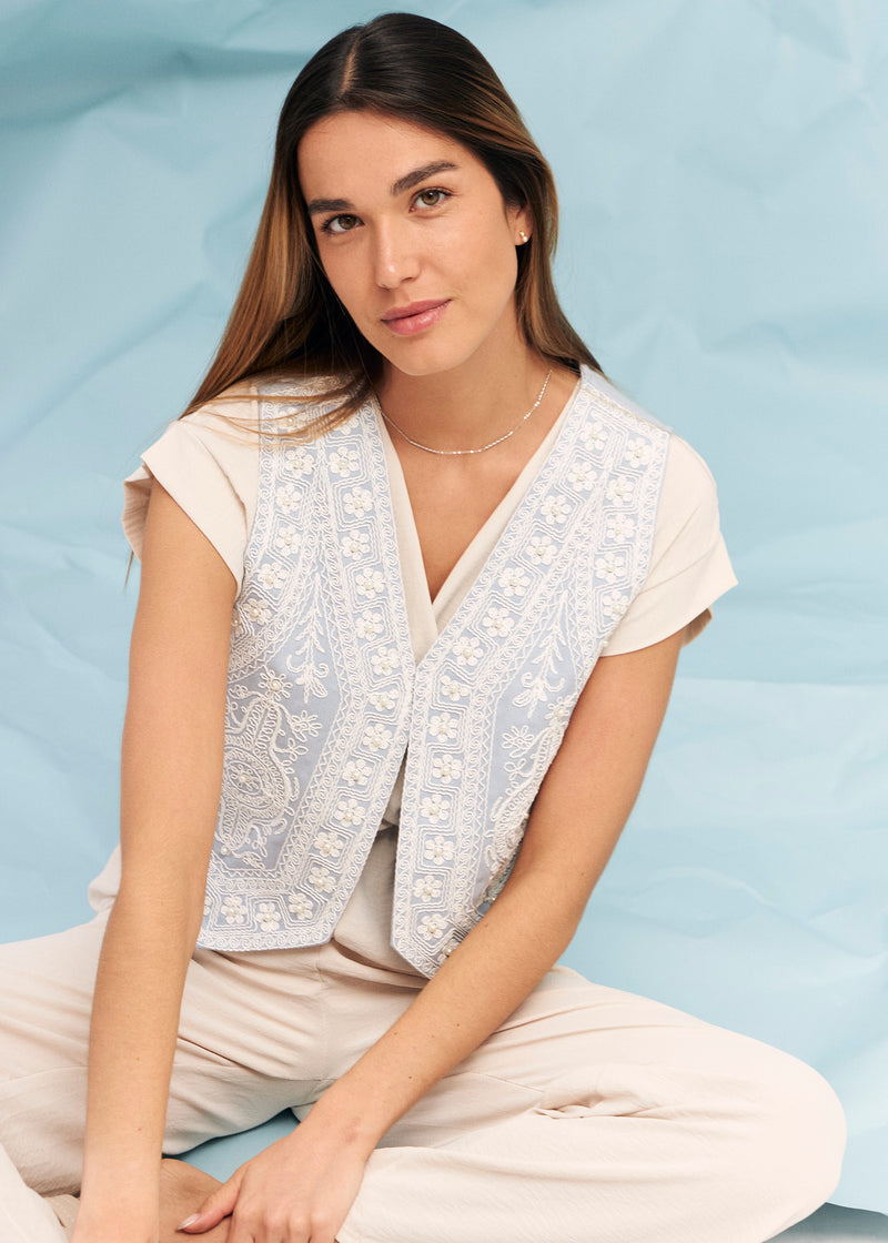 Chaleco bordados y perlas